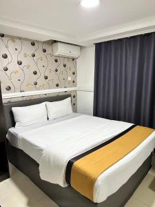 A bed or beds in a room at Msquare Hotel GRA