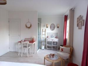 uma sala de estar com uma mesa e uma cadeira em Le Clos Beauséjour em Montjean-sur-Loire