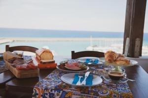 バレストラーテにあるOrlando Bayviewのビーチテーブルの上にパンとペストリーを並べたテーブル