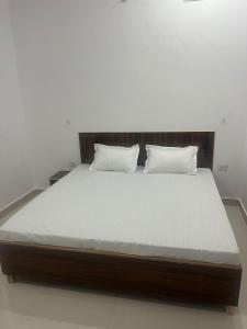 Krevet ili kreveti u jedinici u objektu OYO Flagship Oshiva Stays