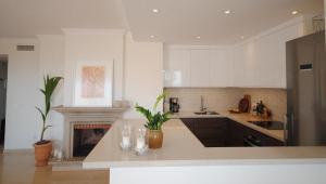 Kuchnia lub aneks kuchenny w obiekcie 75-Apartment with Views in Elviria, Marbella