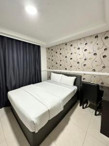 A bed or beds in a room at Msquare Hotel GRA