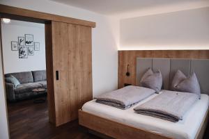 1 dormitorio con 1 cama con cabecero de madera en Das Joes Frühstückspension 