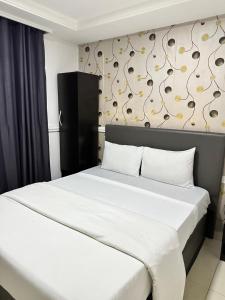 A bed or beds in a room at Msquare Hotel GRA