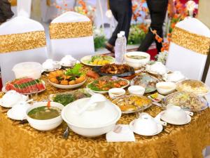 ein Tisch mit einem Buffet mit Speisen drauf in der Unterkunft Hoàng Liên Plaza in Na Cốc