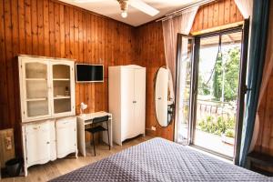 una camera con letto, scrivania e frigorifero di Yourquadrarooms B&b a Roma