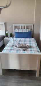 uma cama branca com um edredão azul e branco em Koch's Apartment em Solingen