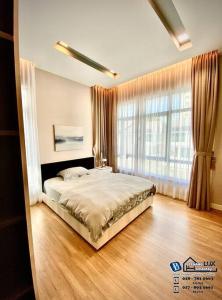 1 dormitorio con cama y ventana grande en Batu Ferringhi Luxurious Modern Designed 5BR House en Batu Ferringhi