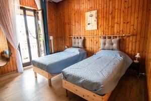 Duas camas num quarto com paredes de madeira em Yourquadrarooms B&b em Roma
