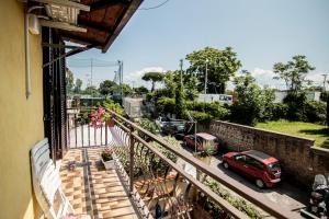 einen Balkon eines Hauses mit einem roten Parkplatz in der Unterkunft Yourquadrarooms B&b in Rom