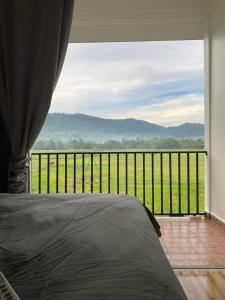 Vista generica sulle montagne o vista sulle montagne dall'interno della stanza in casa privata