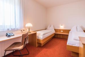 Rúm í herbergi á Hotel Kern Buam