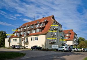 een groot gebouw met auto's geparkeerd op een parkeerplaats bij FIP Park Achtern Diek in Insel Poel