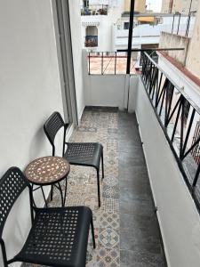 2 chaises et une table sur un balcon dans l'établissement Casa Manoli, à Torremolinos