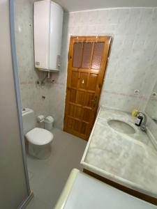 baño con aseo, lavabo y puerta en özdere tripleks yazlık 4 oda, en Özdere