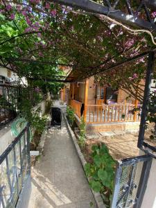 un jardín con flores rosas sobre una valla en özdere tripleks yazlık 4 oda, en Özdere
