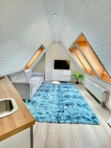uma sala de estar com um sofá e um grande tapete azul em FeWo-Julius am Weser-Sandstrand em Berne