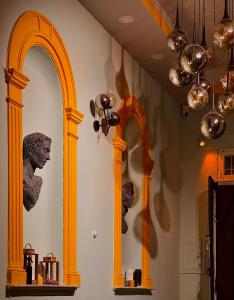 um quarto com dois arcos e uma estátua na parede em Titan House Hostel em Esmirna