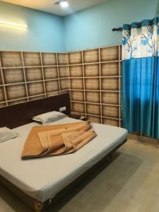 Una cama con una manta marrón encima. en HOTEL YUVRAJ, en Haldwāni