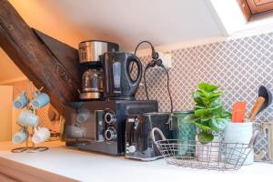 eine Küchentheke mit einer Kaffeemaschine darüber in der Unterkunft La Suite Cistude ・Charmant ・Cosy in Le Blanc