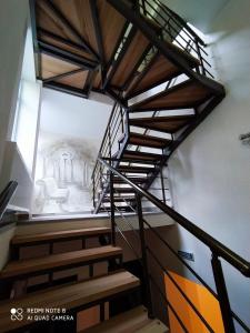 Odessa的住宿－Coffee Room，墙上画画的建筑物的楼梯