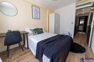een slaapkamer met een bed, een bureau en een spiegel bij Room Riviera 4 Aéroport Wifi Climatisation Partagé in Nice