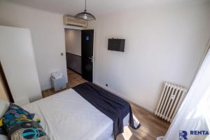 Room Riviera 4 Aéroport Wifi Climatisation Partagé في نيس: غرفة نوم صغيرة مع سرير في غرفة