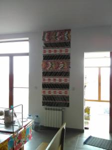 een open haard in een woonkamer met een patroon op de muur bij Къща за гости Поляна 