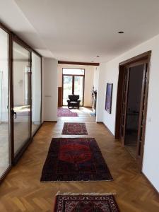 sala de estar con 2 alfombras en el suelo en Къща за гости Поляна, 
