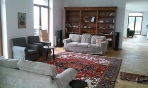 salon z 2 kanapami i dywanem w obiekcie Къща за гости Поляна 