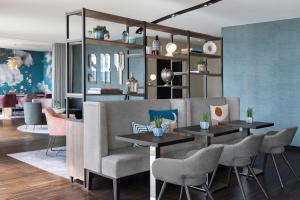 فندق رينيسانس زوريخ تاور في زيورخ: غرفة معيشة مع أريكة وطاولات وكراسي