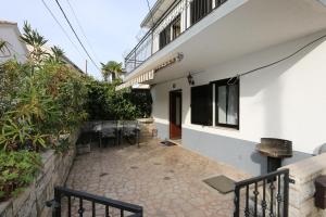 patio domu z krzesłami i budynku w obiekcie House Zbasnik w mieście Klimno