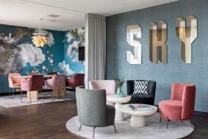 ein Esszimmer mit rosa Stühlen und einem Tisch in der Unterkunft Renaissance Zurich Tower Hotel in Zürich