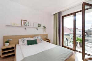 ヤスタルニャにあるmikroKlimat IIのベッドルーム1室(ベッド1台、大きな窓付)