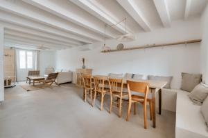cocina y comedor con mesa y sillas en Nocnoc - Le Nid, en Marsella