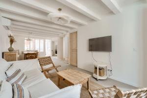 sala de estar con sofá y mesa en Nocnoc - Le Nid, en Marsella