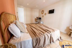 a bedroom with a large bed in a room at Chambre 1 René Cassinbalcon Wifi Mini-frigo TV in Nice