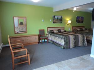 A bed or beds in a room at Rymal's Motel