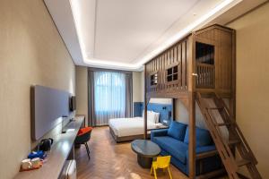 Habitación de hotel con litera y dormitorio en Holiday Inn Express Beijing Badaling, an IHG Hotel, en Yanqing