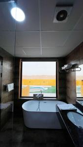 Koupelna v ubytování Desert Inn Resort and Camp