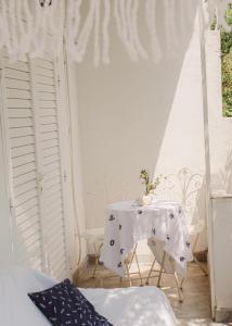 Faros oasis في Gdinj: طاولة صغيرة عليها قطعة قماش بيضاء