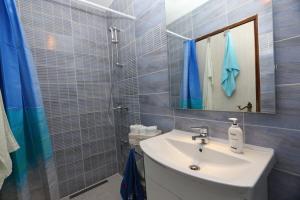 W łazience znajduje się umywalka, lustro i prysznic. w obiekcie House Zbasnik w mieście Klimno +12 zdjęć