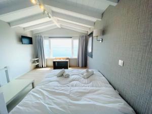 Posteľ alebo postele v izbe v ubytovaní Green Horizon 3 BR House with Sea View