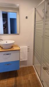 La salle de bains est pourvue d'un lavabo et d'une douche en verre. dans l'établissement HyP - A casa da Fina, à Miño