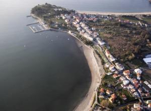 - une vue aérienne sur une plage et une étendue d'eau dans l'établissement HyP - A casa da Fina, à Miño
