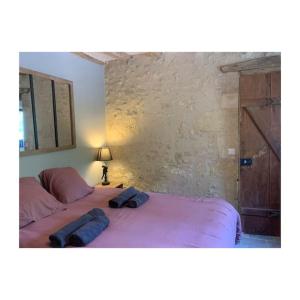 a bedroom with a bed with two pillows on it at Maison déco avec jardin Tours Châteaux de la Loire in Charentilly