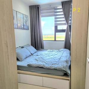 une petite chambre avec un lit et une fenêtre dans l'établissement Uyên Homestay, à Thôn Văn Dương 2 autres photos