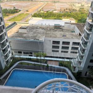 une vue aérienne d'un immeuble avec piscine dans l'établissement Uyên Homestay, à Thôn Văn Dương