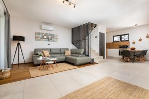 un soggiorno con un divano e un tavolo di Villa Bella a Klimno