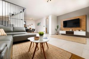 un soggiorno con un divano e una TV di Villa Bella a Klimno